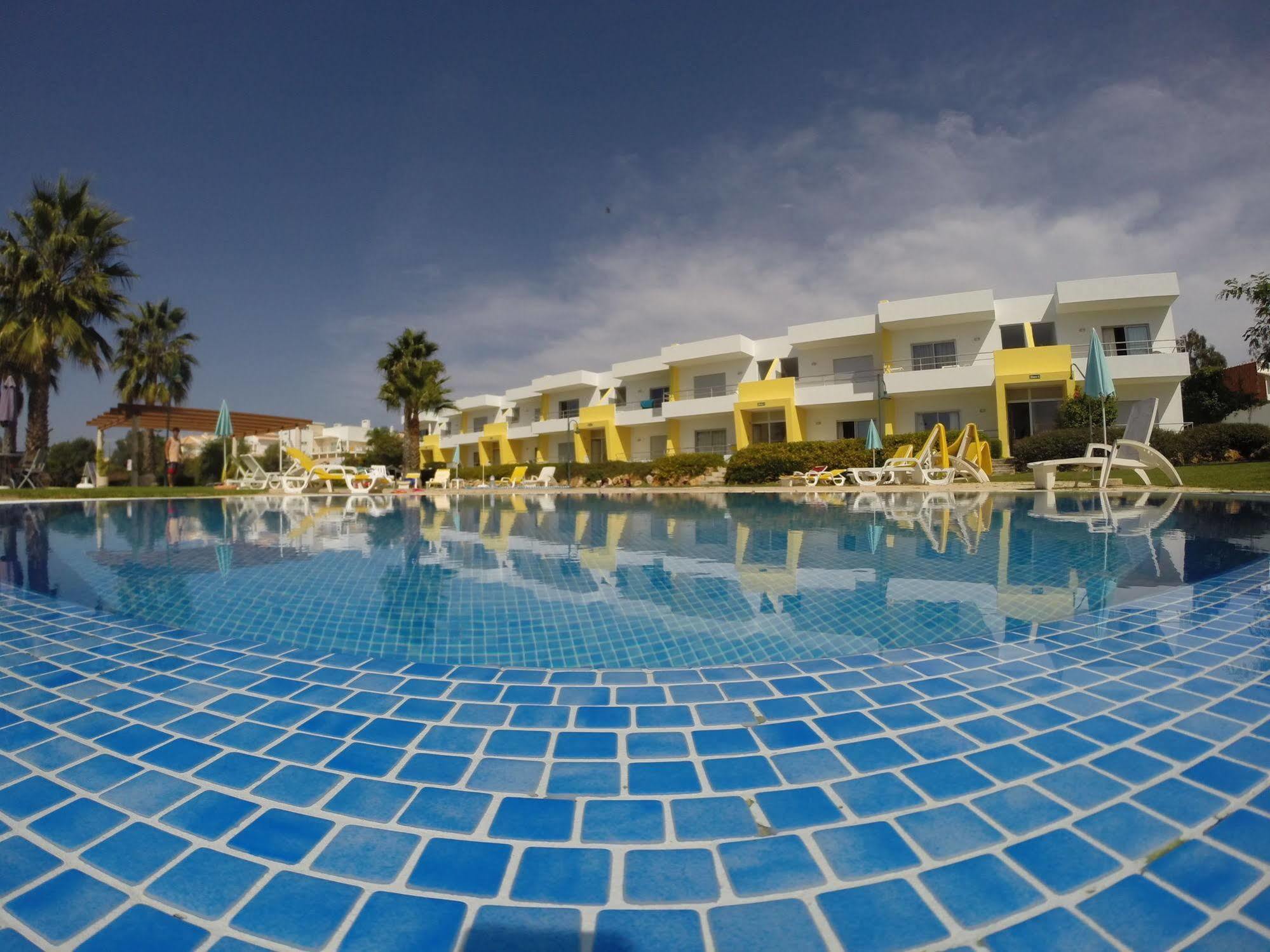 Apartamentos Santa Teresinha Alvor Eksteriør bilde