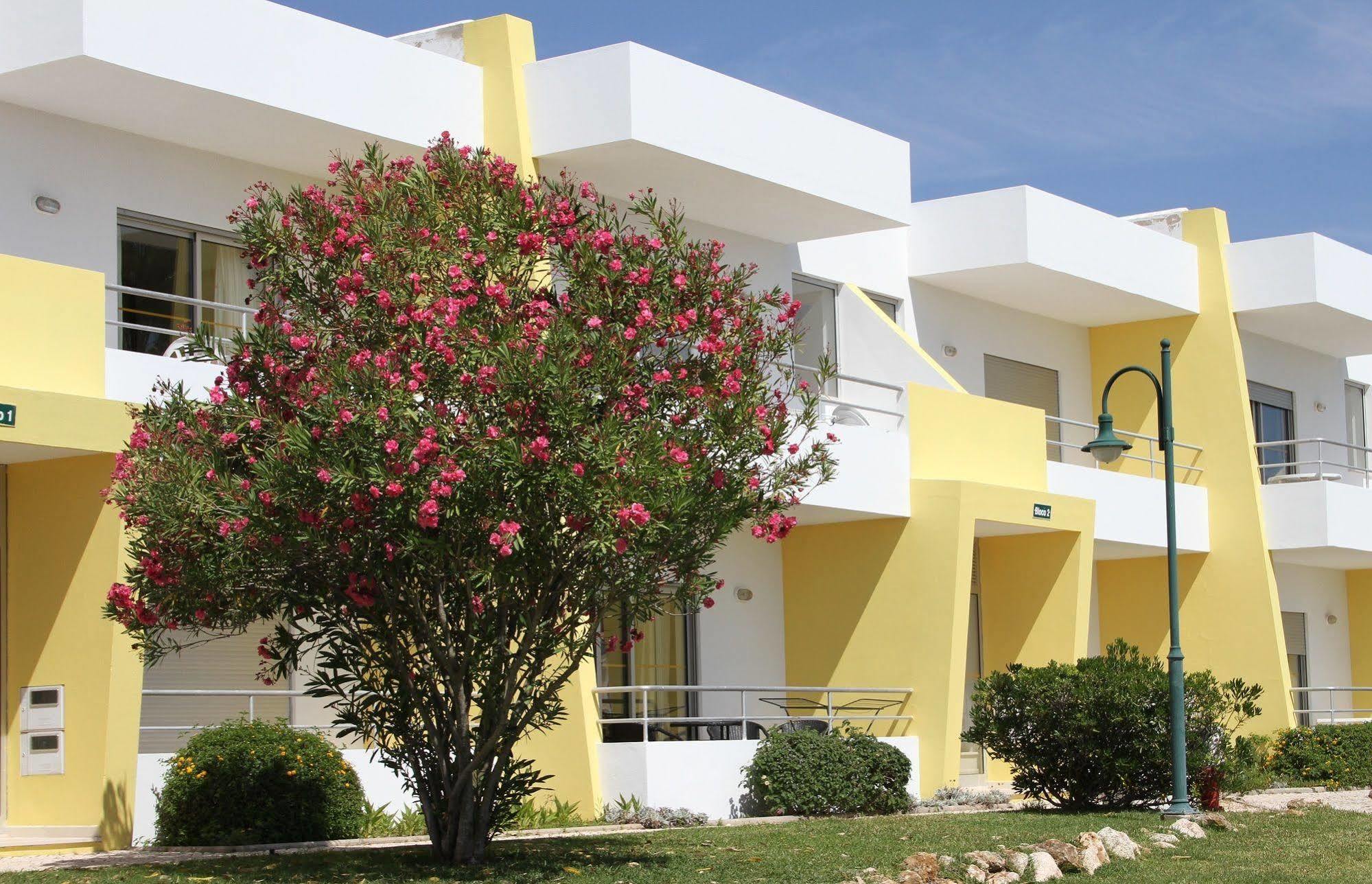 Apartamentos Santa Teresinha Alvor Eksteriør bilde